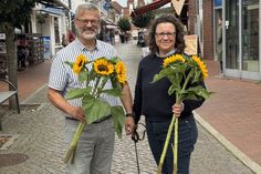 Jürgen Mohr vom Gewerbeverein Neustadt und Melanie Levingstone von der Werbegemeinschaft Kremper Straße freuen sich auf den 30. Herbstmarkt.