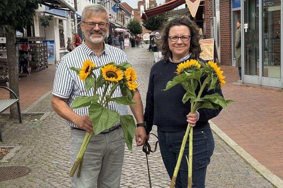Jürgen Mohr vom Gewerbeverein Neustadt und Melanie Levingstone von der Werbegemeinschaft Kremper Straße freuen sich auf den 30. Herbstmarkt.