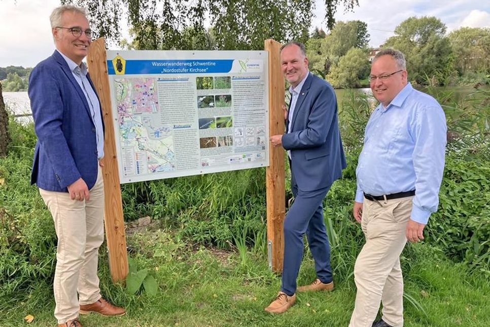 Tim Brockmann, Björn Demmin und Lutz Schlünsen (von links) enthüllten am 30. August die erste Infotafel in Preetz.