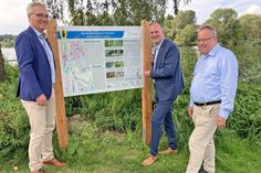 Tim Brockmann, Björn Demmin und Lutz Schlünsen (von links) enthüllten am 30. August die erste Infotafel in Preetz.