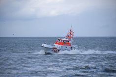 Im Einsatz für ein schwer verletztes Besatzungsmitglied auf einer Fähre: der Seenotrettungskreuzer Hans Hackmack.