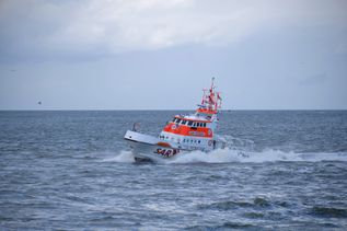 Im Einsatz für ein schwer verletztes Besatzungsmitglied auf einer Fähre: der Seenotrettungskreuzer Hans Hackmack.