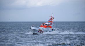 Im Einsatz für ein schwer verletztes Besatzungsmitglied auf einer Fähre: der Seenotrettungskreuzer Hans Hackmack.