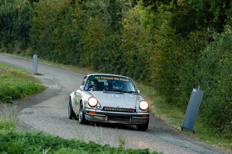 Das Porsche Duo Kai-Dieter Kölle (Grube) und Theresa Bockwoldt (Süssau) gewannen im Porsche 911 Carrera 2.7 die Klasse NC2.