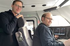 Streckenlotse Yves Weis (l.) und Zugführer Sebastian Möschter bei einer kurzen Pause im Bahnhof Schönkirchen. Während der Fahrt machte Weis die üblichen Durchsagen auf plattdeutsch, was bei den Fahrgästen sehr gut ankam.