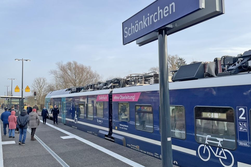 Viele Schönkirchener nutzten bereits am Sonntag, 3. Advent, die Gelegenheit, kostenlos mit der RB 76 nach Kiel zu fahren.