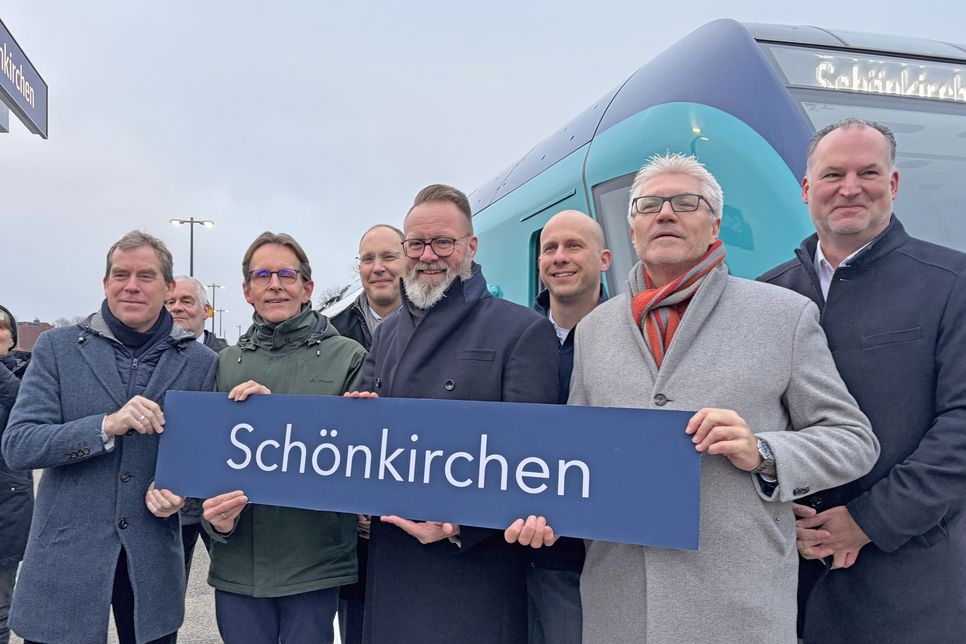 (v. l.) Der Oberbürgermeister Kiels, Ulf Kämpfer, der stellvertretende Bürgermeister Schönkirchens Stefan Lansberg, NAH.SH-Geschäftsführer Arne Beck, Verkehrsminister Claus Ruhe Madsen, erixx-Geschäftsführer Nicolai Volkmann, AKN-Geschäftsführer Matthias