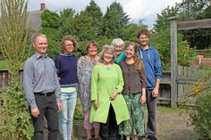 Museumshofleiter Eckhard Schulte (lks.) und Heidrun Leddin (Mitte) mit der Gruppe von der dänischen Insel Fejø.