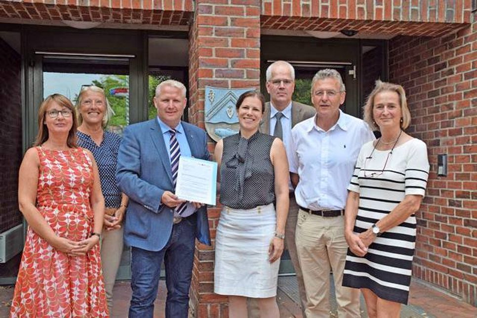 Staatssekretärin Kristina Herbst hier zusammen mit Bürgermeister Tade Peetz sowie (v.l.) Petra Bertig (Leiterin Sozialamt),Schulleiterin Brigitte Peschties, Thomas Kussin (Büroleiter), Hans-Herbert Pohl (Amtsvorsteher), Hilla Mersmann (stellvertretende Amtsdirektorin).