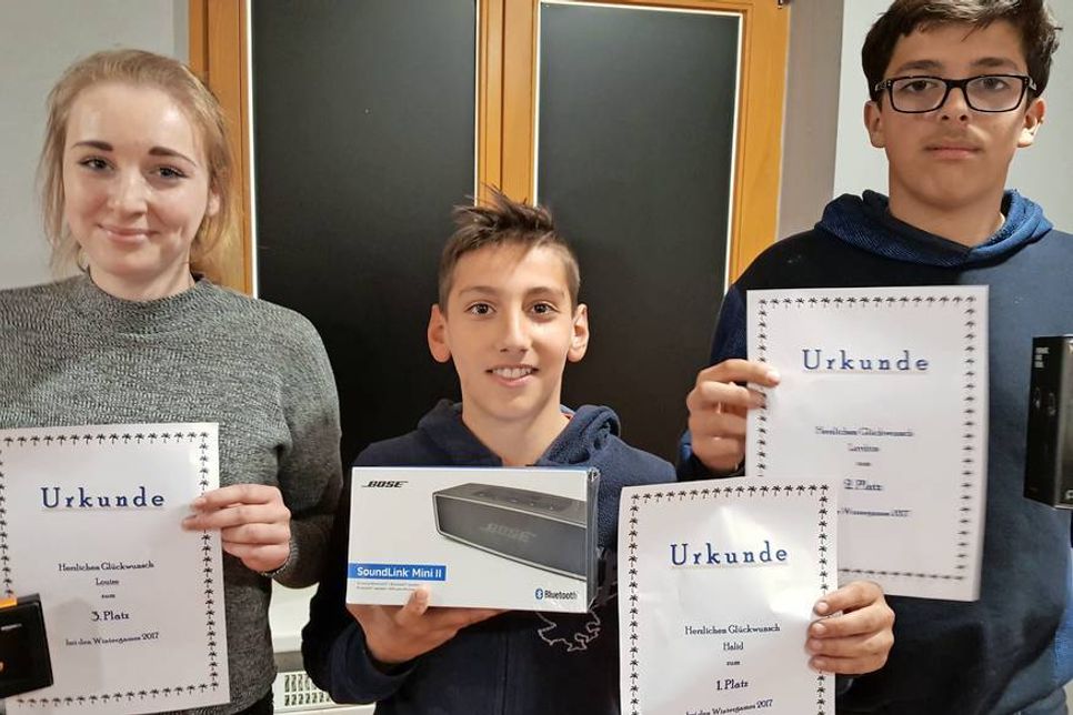 Die Sieger der „Red Corner“ Winter Games nahmen ihre Preise, eine Bose Blue Tooth Box, Beats Kopfhörer und einen Amazongutschein, mit einem Riesenlächeln entgegen und bedankten sich.