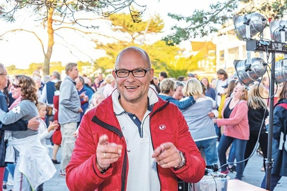 DJ René Kleinschmidt präsentiert am Donnerstagabend „Tanzen am Meer“ am Seepferdchenbrunnen in Timmendorfer Strand.
