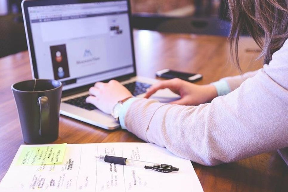 Die Vorteile einer kombinierten SEO- und SEA-Strategie sind vielfältig.