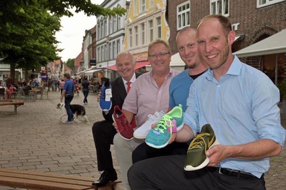 Die Organisatoren (v. r.) Lennart Korth und Marco Bischoff sowie Bürgermeister Lars Winter und Peter Mordhorst, Regionaldirektor der Plöner Förde Sparkasse als Sponsor freuen sich auf zahlreiche Teilnehmer und Zuschauer zum Anfeuern.                                   Foto: Schneider