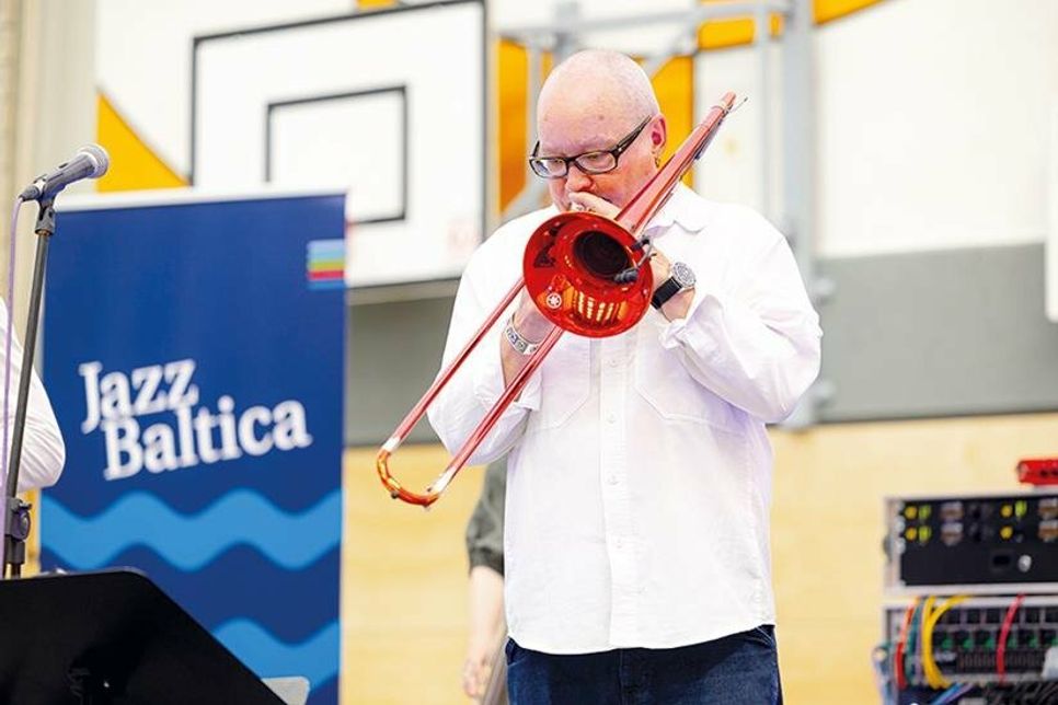 Schon beim „Aufwärmen“ mit der Brassband ließ Nils Landgren es sich nicht nehmen mit ins musikalische Geschehen einzugreifen.
