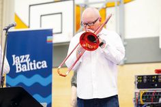 Schon beim „Aufwärmen“ mit der Brassband ließ Nils Landgren es sich nicht nehmen mit ins musikalische Geschehen einzugreifen.