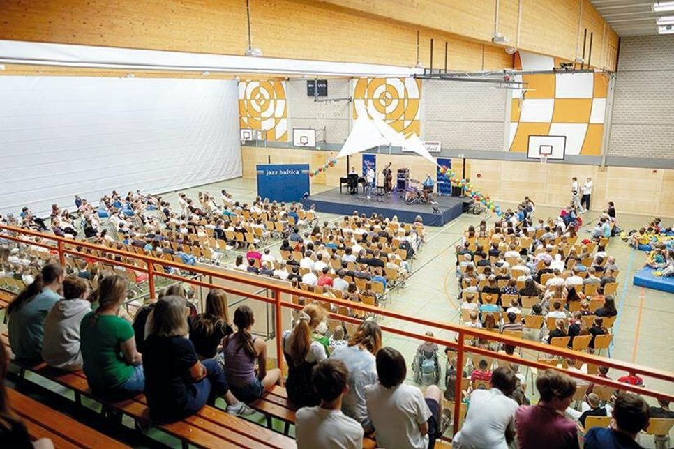 Zum zweiten Mal fand im Rahmen des Projektes JazzBaltica@School ein Konzert an der Cesar-Klein-Schule in Ratekau statt. Die Møn-Halle war wieder gut gefüllt.