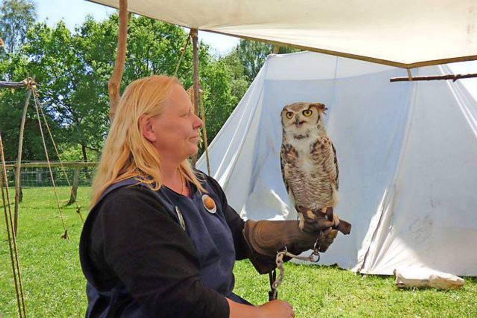 Mit beim Slawentag rund ums Kreismuseum Plön ist auch Silke Raichle aus Neumünstler mit ihrem Uhu...