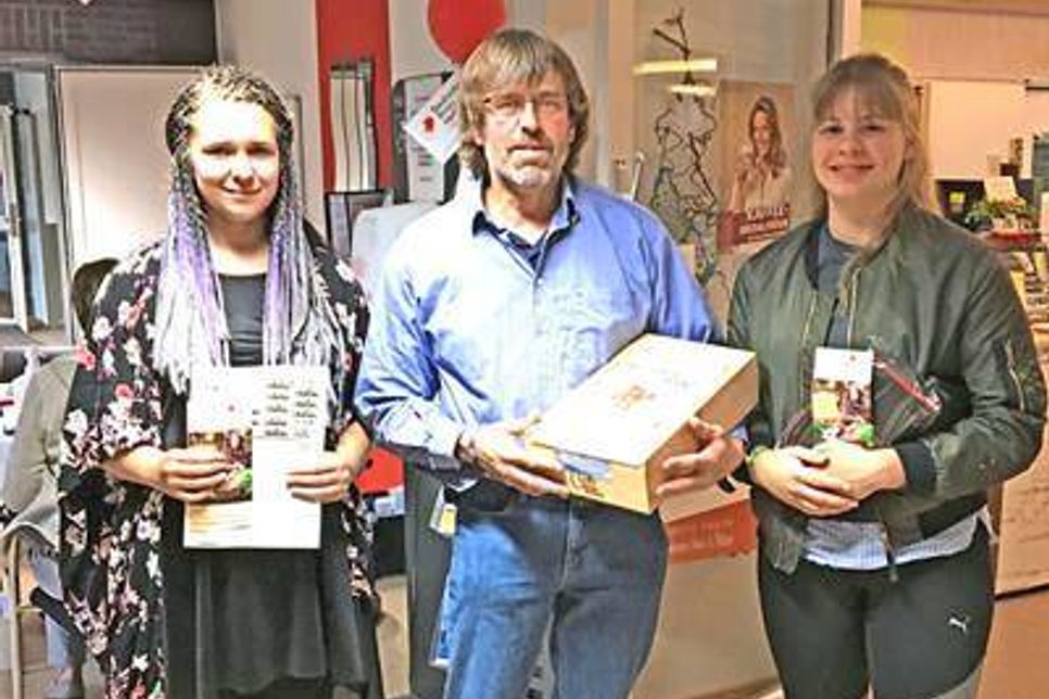Jubiläums-Blutspender Udo Bahr nach seiner 125. Blutspende mit den beiden Erstspenderinnen Elisa Fischer (links) und Lija-Mena Wolber (rechts).