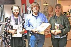 Jubiläums-Blutspender Udo Bahr nach seiner 125. Blutspende mit den beiden Erstspenderinnen Elisa Fischer (links) und Lija-Mena Wolber (rechts).