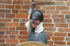 Das zeiTTor bietet die Möglichkeit zu erfahren wie sich ein Kettenhemd anfühlt. (Foto: zeiTTor Museum der Stadt Neustadt)