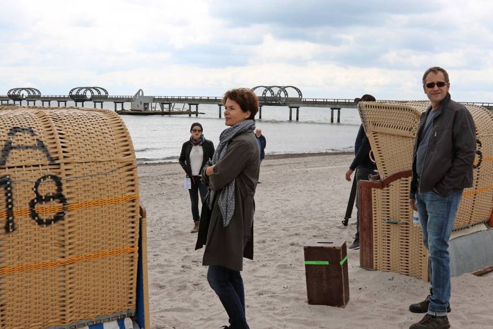 Barbara Auer am Strand vor der Seebrücke.