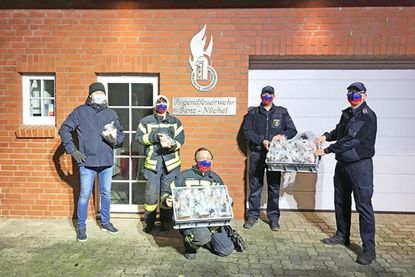 Halfen dem Nikolaus: Bäckermeister Jan Thaysen, Melanie Huboi, stv. Jugendwartin, Stephan Wullen, Tino Lammert, Wehrführer Benz, und Michael Lensch, stv. Wehrführer Benz.