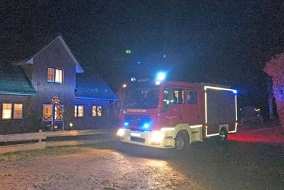 Das Löschfahrzeug fuhr mit Blaulicht von Haus zu Haus, um die Kinder zu überraschen.