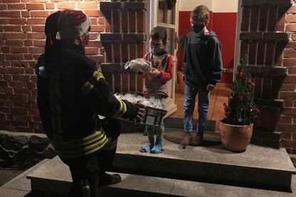 Immer mit Abstand: Melanie Huboi überreichte den Geschwistern Amy und Ben Lebkuchen.