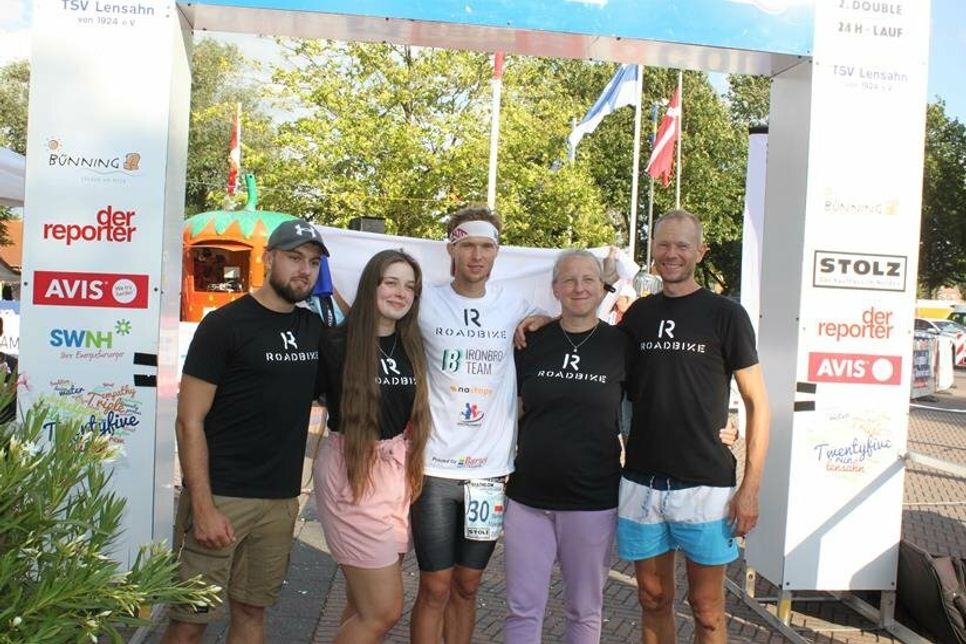 Der Sieger mit seinem Team.