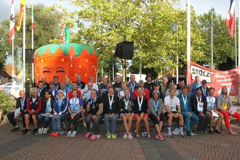 Alle Teilnehmerinnen und Teilnehmer des 30. Triple-Ultra-Triathlon in Lensahn.