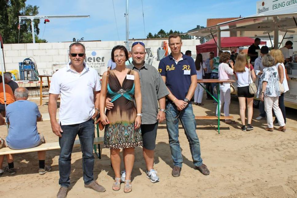 Architekt Torsten Naths, Stefanie Pape und Geschäftsführer Markus Pape von np HomeHunting mit Inhaber Mario Schulze.