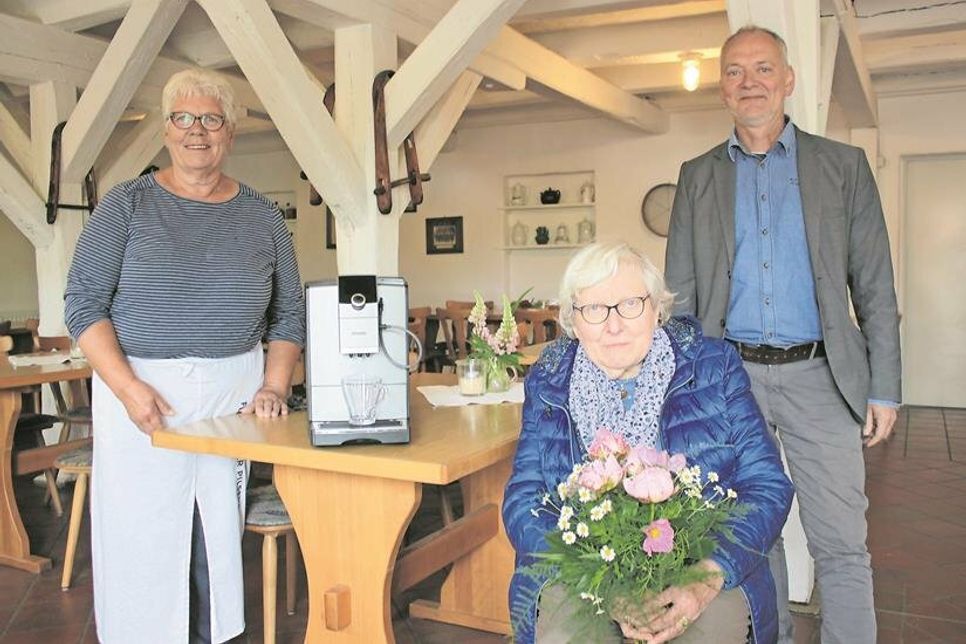 Museumsleiter Eckhard Schulte-Kersmecke mit Heinke Nitz (sitzend) sowie Torten- und Kuchenbäckerin Christel Löhnert.