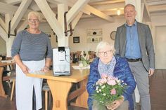 Museumsleiter Eckhard Schulte-Kersmecke mit Heinke Nitz (sitzend) sowie Torten- und Kuchenbäckerin Christel Löhnert.