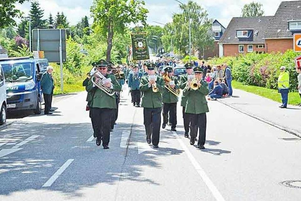 Kapelle Sielas für die Schützen durch den Ort. Am Sonntag beginnt der Weckruf vor dem Kirchgang. Im Anschluss werden die Könige eingeholt. Pünktlich um 14 Uhr beginnt der Festumzug durch den Ort.