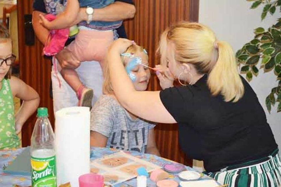 Am Sonntag findet der Kinderspielenachmittag im Gill huus statt. Viele Spielatraktionen warten auf die Kinder. Kinderschminken ist natürlich auch dabei. Sowie der Magier John Merlin.