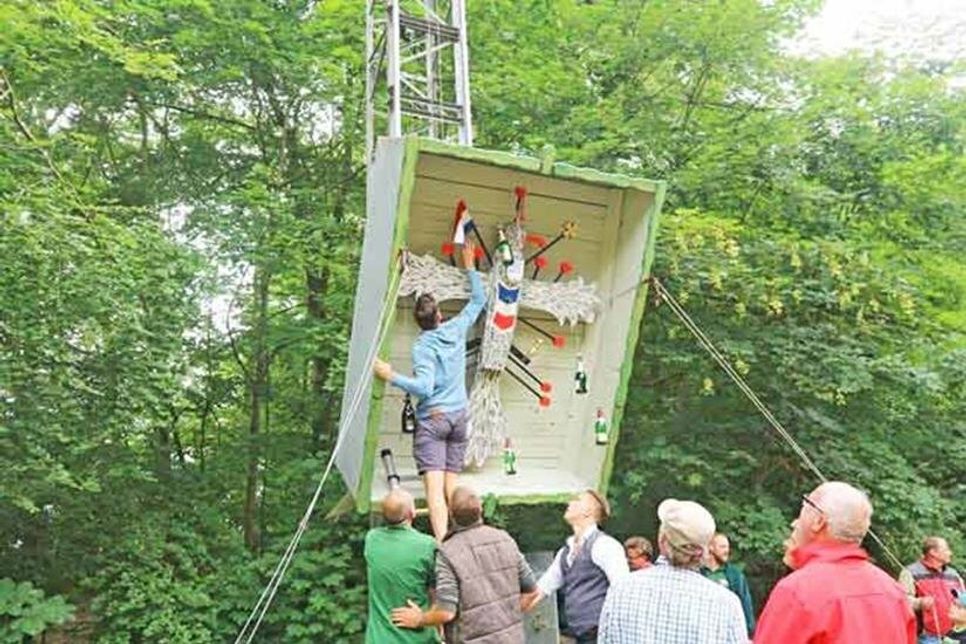Pannen gibt es auch bei der Gill. Ob auch in diesem Jahr Korrekturmaßnahmen an der Fahne beim Vogelrichten am Freitag vorgenommen werden müssen?