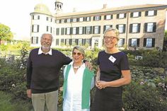 Dank der großzügigen Zuwendung von Dörte und Kay Cornils kann Brigitta Herrmann (re.) am 3. September alle, die in Eutin, Malente oder Neustadt zu Hause sind, bei freiem Eintritt ins Schloss bitten.