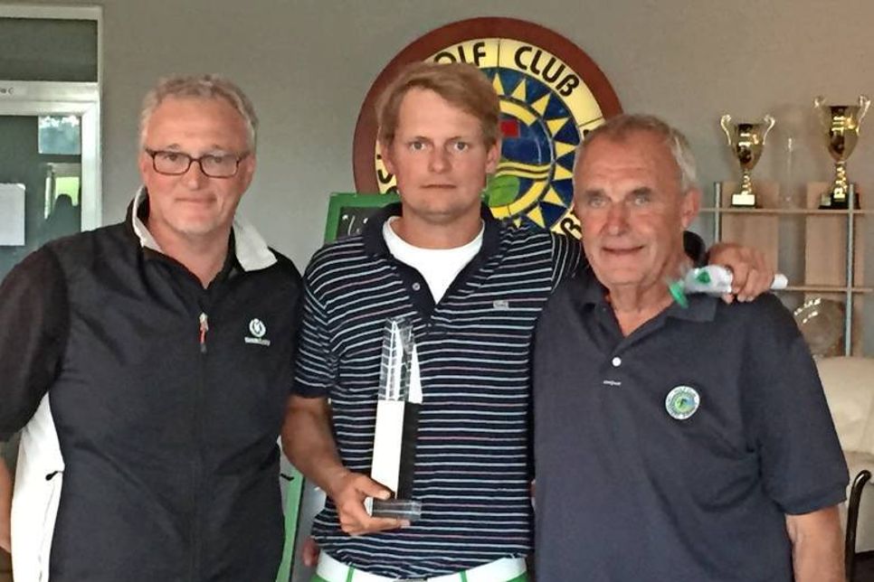 Spielführer Michael Beese, Bruttosieger Jan-Christian Weber und Präsident Jochen Sachau (v. lks.).