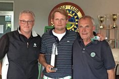 Spielführer Michael Beese, Bruttosieger Jan-Christian Weber und Präsident Jochen Sachau (v. lks.).