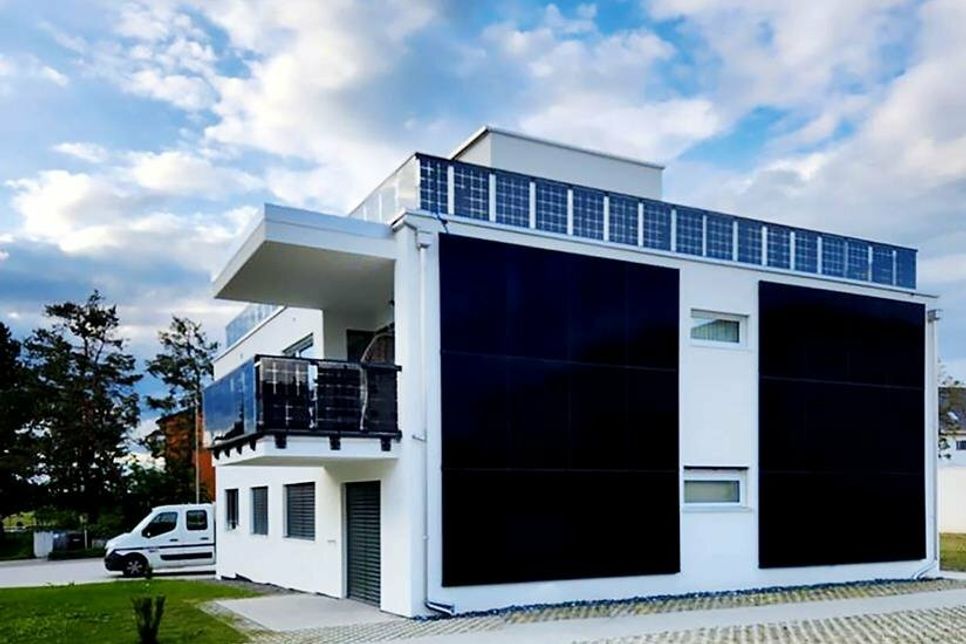 Aus dem Zuhause wird ein Solarkraftwerk: Balkonumrandungen und komplette Fassadenflächen bieten sich für eine umweltfreundliche Energiegewinnung an. (Foto: DJD/www.solarcarporte.de)