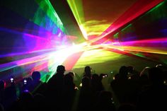 Grömitz. Am Mittwoch, dem 27. Juli findet wieder eine Lasershow im Grömitzer Kurpark statt. Wenn sich die Sonne langsam hinter dem Horizont verabschiedet, verwandelt sich der Kurpark in ein grandioses Lichtermeer voll mit bunten Lasern, welche zu verschiedenen Musikrichtungen programmiert wurden. Für gute Unterhaltung sowie Kinderanimation sorgt bereits ab 20 Uhr DJ Crazy Ardo. Kühle Getränke, Cocktails und leckere Snacks runden den Sommerabend auf leckere Art und Weise ab. (red)