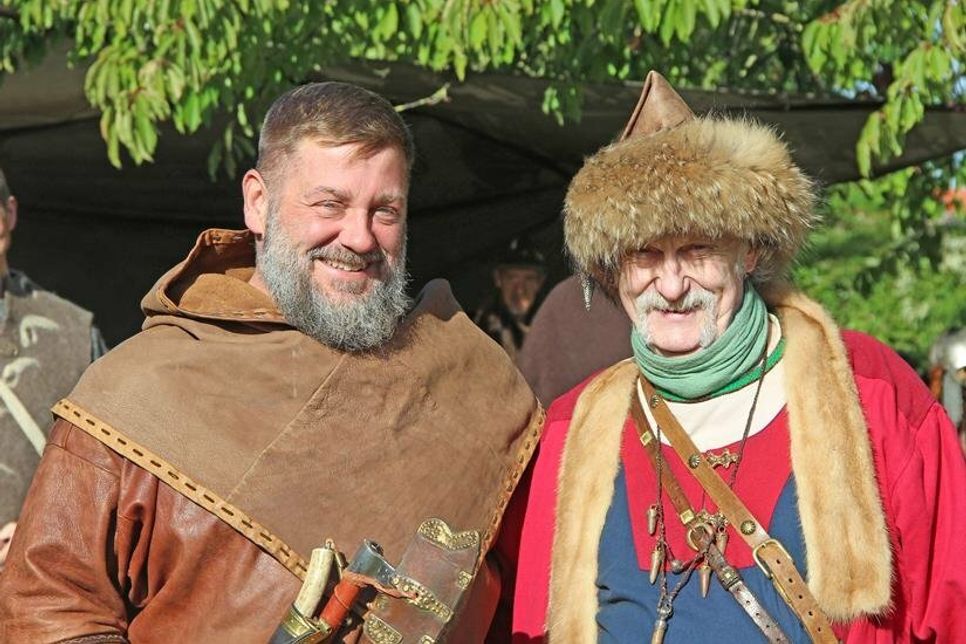 Jan Breede von der Wikingergruppe Rhosow, Schleswig, und „Slawenfürst Kruto“ alias Jörn Kruse, der die Plöner Veranstaltung ehrenamtlich organisiert.