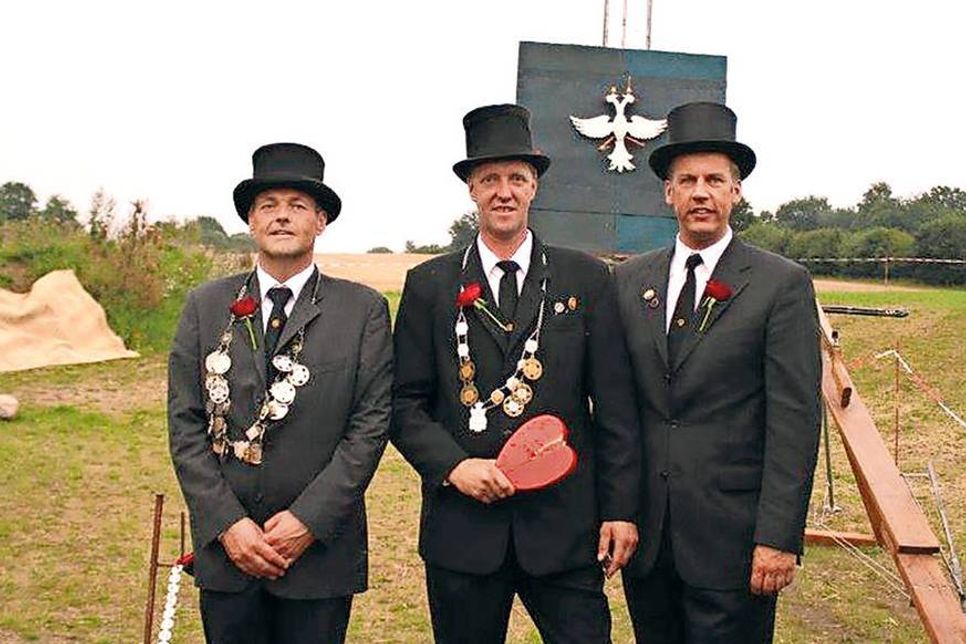 Christian Laack (re.), Vorsitzender der Ortshandwerker Paunsdorf, mit den aktuellen Majestäten: Axel Schnorr (li., kleiner König) und Dirk Berztiss (großer König).