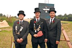 Christian Laack (re.), Vorsitzender der Ortshandwerker Paunsdorf, mit den aktuellen Majestäten: Axel Schnorr (li., kleiner König) und Dirk Berztiss (großer König).