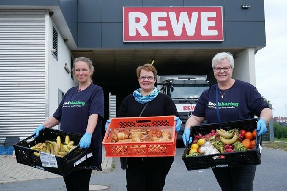 Eine ganze Kiste Bananen, Backwaren sowie Obst und Gemüse konnten die Foodsaverinnen Kim Brockmann, Aurelia Hannemann und Elke Rabeler-Schmidt (v. lks.) am vergangenen Mittwoch retten.