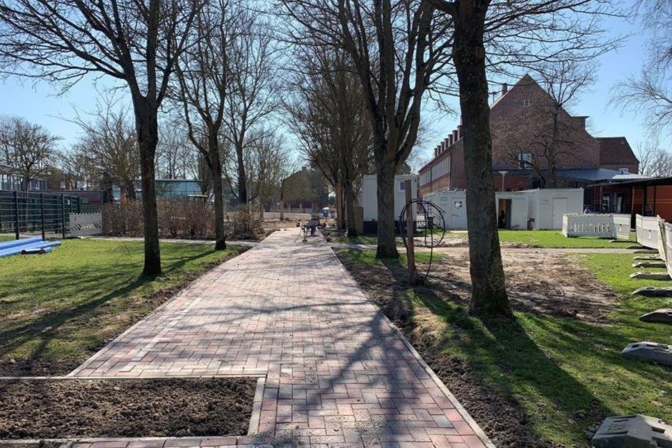 Derzeit werden im südlichen Bereich des Fußweges Pflasterarbeiten vorgenommen.