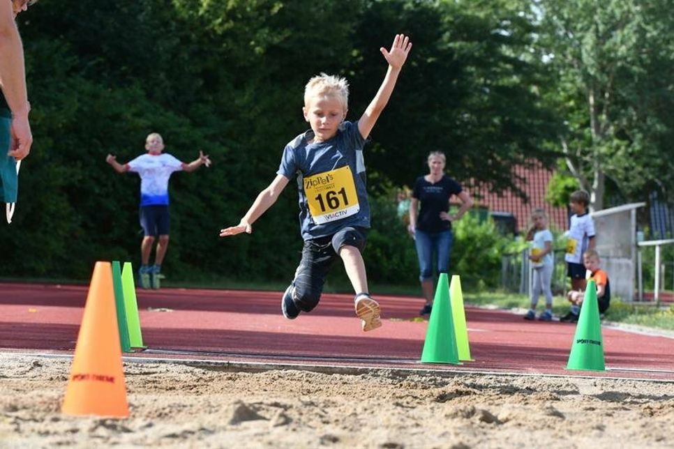 Der Leichtathletik-Nachwuchs beim Weitsprung.