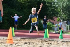 Der Leichtathletik-Nachwuchs beim Weitsprung.