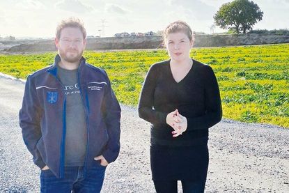 Stockelsdorfs Bürgermeisterin Julia Samtleben und Nils Büker vom Bauamt, Fachbereich Bauleitplanung, fordern eine Prüfung von Alternativlösungen.