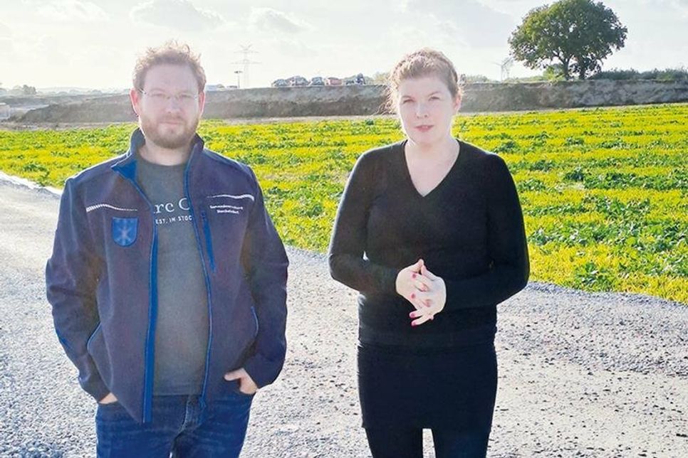 Stockelsdorfs Bürgermeisterin Julia Samtleben und Nils Büker vom Bauamt, Fachbereich Bauleitplanung, fordern eine Prüfung von Alternativlösungen.
